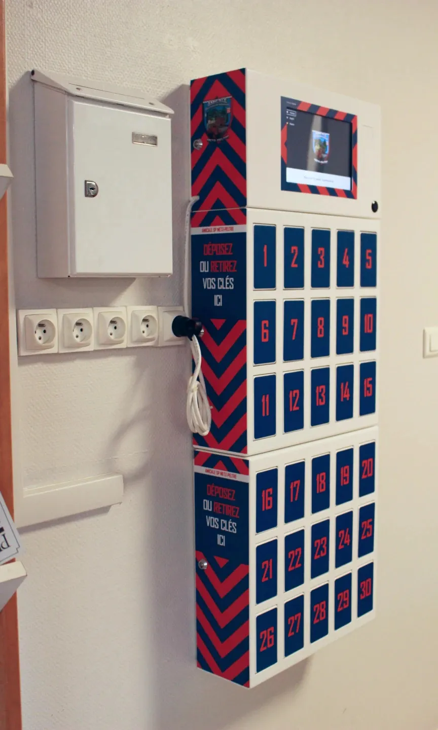 Deux modules de 30 casiers habillés aux couleurs d’une amicale de sapeurs-pompiers