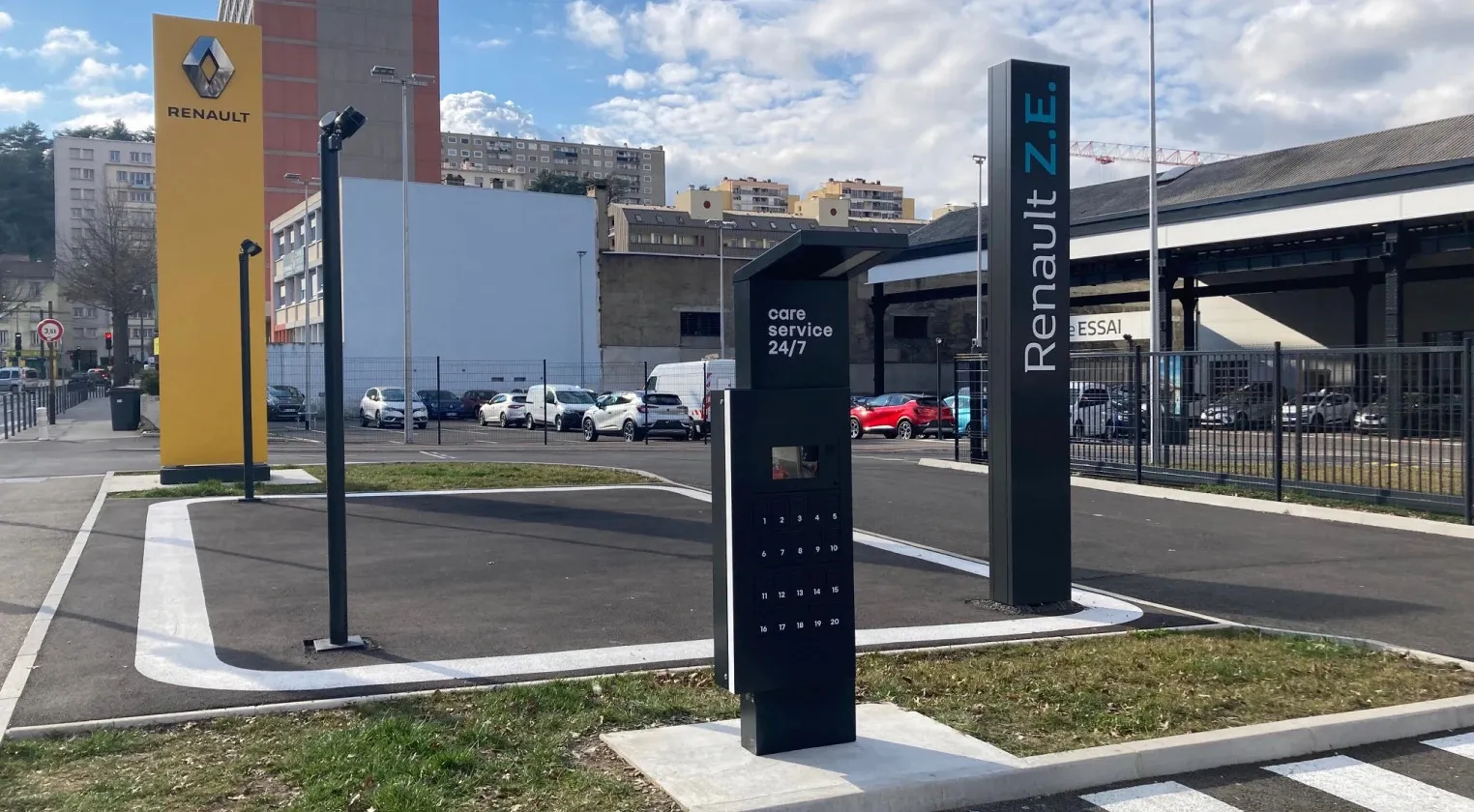 Borne de remise de clés 24/7 installée sur le parking d’une concession Renault